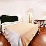 Charme & Chic San Giacomo Apartment *